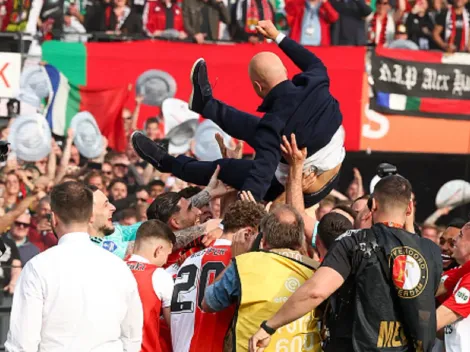Jugadores del Feyenoord tiran al DT al agua tras salir campeones