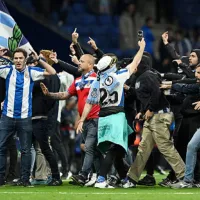 Hinchas del Espanyol invaden cancha y cortan festejo del Barca