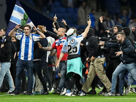 Hinchas del Espanyol invaden cancha y cortan festejo del Barca