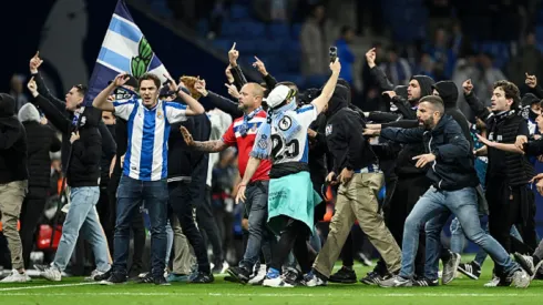 Hinchas del Espanyol invaden campo de juego
