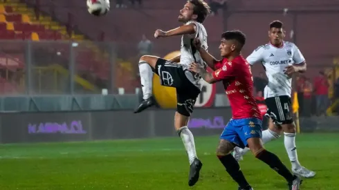 Agustín Bouzat lucha un balón en el empate entre Unión Española y Colo Colo.