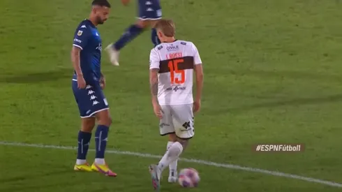 El momento del túnel de Edwin Cardona a Iván Rossi en la victoria de Platense a Racing Club.