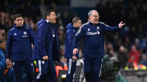 Diego Reyes a la derecha de Marcelo Bielsa.