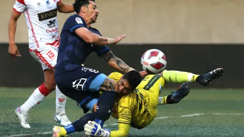 El momento en que Fernando Zampedri impacta con su rodilla el rostro de Nelson Espinoza.