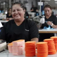 ¿Es mejor el pago anual o mensual del Bono Mujer Trabajadora?