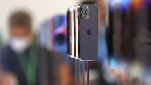 ¿Es un botón la manzana que está atrás del iPhone?
