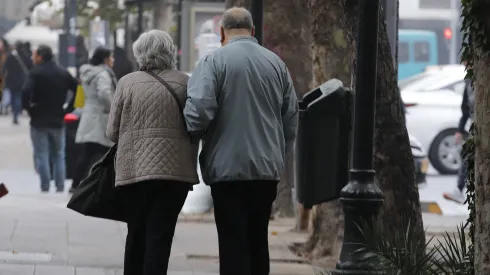 Adultos mayores caminando juntos.

