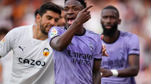 Vinícius Júnior y parte de la reacción que tuvo por el impresentable racismo de algunos hinchas del Valencia.