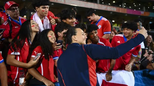AUCKLAND, NEW ZEALAND – FEBRUARY 17: Christiane Endler of Chile poses with fans during the International Friendly match between Argentina and Chile as part of the 2023 FIFA World Cup Play Off Tournament at North Harbour Stadium on February 17, 2023 in Auckland, New Zealand. (Photo by Hannah Peters – FIFA/FIFA via Getty Images)
