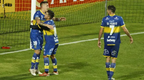 Rodrigo Echeverría festeja un gol con César Valenzuela con Lucas di Yorio a la distancia. ¿Volverá el "7" y se irá el Eche?