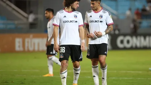 Alan Saldivia y Maximiliano Falcón dialogan en el partido que Colo Colo empató 1-1 con Monagas en Venezuela.