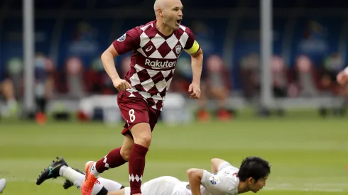 Iniesta deja su club en Kobe y aseguran que Unión Española lo quiere fichar