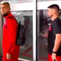 Vidal se agarra con hincha en llegada del Flamengo a Brasil