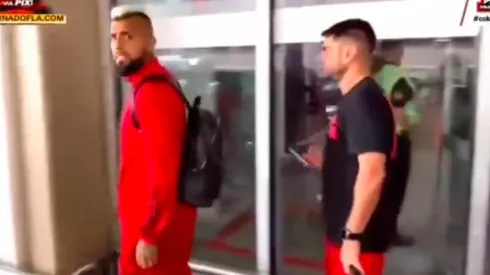 Arturo Vidal fue recibido con críticas en el aeropuerto y se enojó con un hincha por sus gritos. Foto: Twitter