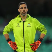 Claudio Bravo se abre a jugar en la U y la Católica