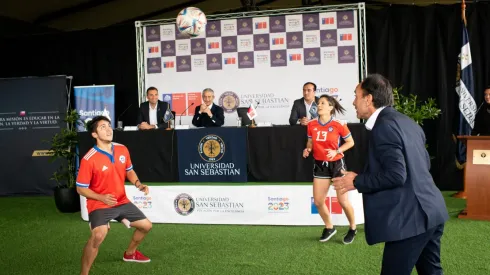 Jaime Pizarro protagonizó una exhibición con la especialista en fútbol freestyle, Catalina Vera