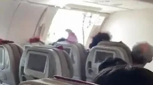 VIDEO: Pasajero abre el avión en pleno vuelo pero logran aterrizar
