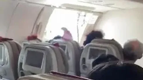 VIDEO: Pasajero abre el avión en pleno vuelo pero logran aterrizar
