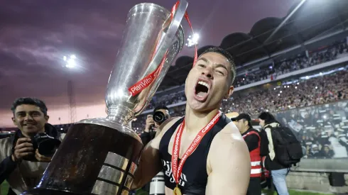 Óscar Opazo celebra el título 33 de Colo Colo en los Campeonatos Nacionales. ¿Volverá desde Racing Club al Monumental?