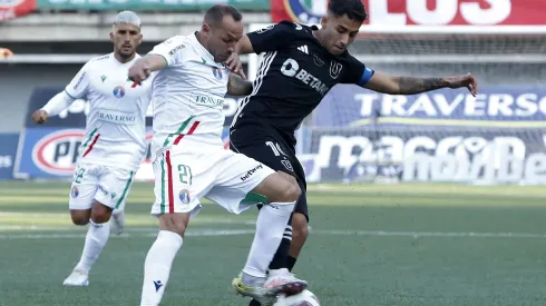 Marcelo Díaz lucha un balón con Lucas Assadi. ¿Seguirá en Audax Italiano? ¿Volverá a la U?