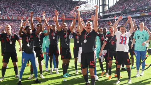 Jamal Musiala sostiene el trofeo de la Bundesliga. Un golazo suyo le dio el 11° título consecutivo al Bayern Múnich.