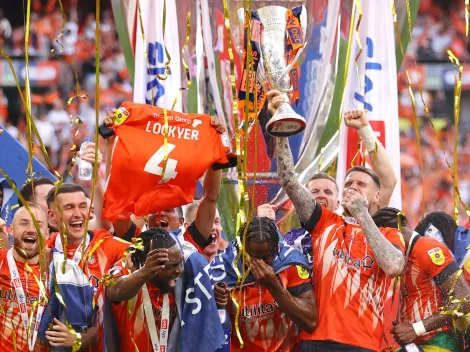 Capitán del Luton celebra histórico ascenso en el hospital