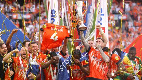 Luton Town celebró el ascenso a la Premier League con la camiseta de su capitán al aire. "Te amamos, Tom Lockyer", escribió el club. 
