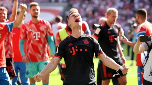 Joshua Kimmich grita con emoción tras ganar la Bundesliga, pero el Bayern Múnich vivió un terremoto dirigencial luego de eso. 
