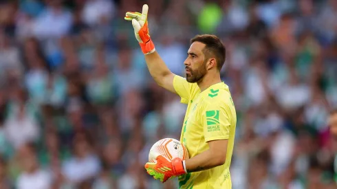 Claudio Bravo cree que Manuel Pellegrini es "con diferencia" el mejor DT chileno de la historia. ¡Piensa que los hinchas del Betis le harán una estatua al Ingeniero!