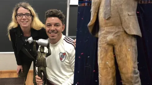 Mercedes Savall junto a Marcelo Gallardo y una versión miniatura de la estatua inaugurada en el Monumental de River.