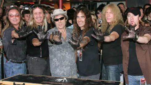 Histórico momento viven fans de Iron Maiden al cantar en vivo un éxito.