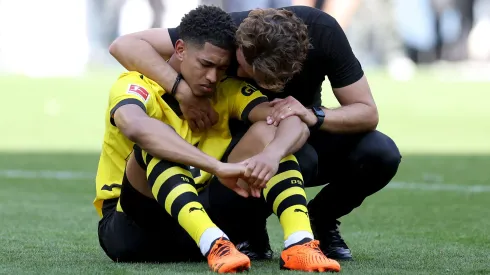 Edin Terzic consuela a Jude Bellingham tras perder la Bundesliga. El inglés dejará el Borussia Dortmund para ir al Real Madrid de España. 
