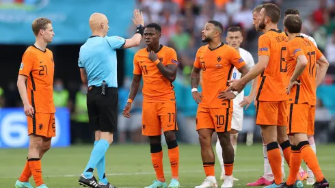 Quincy Promes y sus compañeros durante la Eurocopa 2020