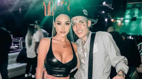 Pareja de Marcianeke se refiere a rumores de quiebre