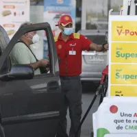 Expertos anuncian caída en precio de combustibles