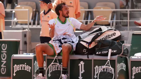 Daniil Medvedev enojado en Roland Garros