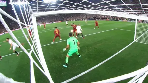 Mancini trató de despejar pero envió el balón a su arco. Así, Sevilla empata con la Roma en la final de Europa League.