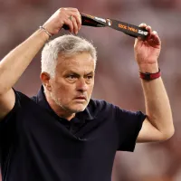 Mou regala su medalla de plate tras perder la Europa League