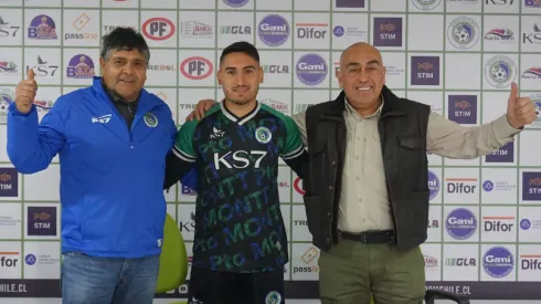 Felipe Barrientos posa con la camiseta de Deportes Puerto Montt. Casi no tuvo acción en Coquimbo Unido durante el primer semestre.