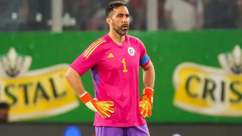 Pese a recuperar la titularidad y ser figura del Betis, Claudio Bravo quedó fuera de la nómina de la selección chilena.
