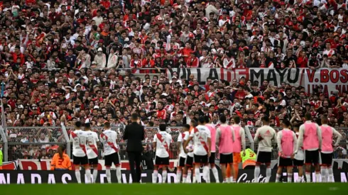 River Plate se reúne al medio de la cancha del Monumental tras enterarse del hincha que falleció luego de caer desde la parte alta del estadio.