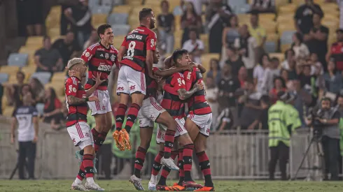 Erick Pulgar festeja junto sus compañeros.