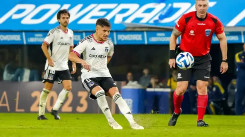 Bouzat mira atento como Gil entrega un pase en La Bombonera.