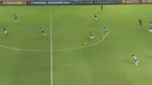 Matías Sepúlveda, en la mitad de la cancha, sacó un bombazo para darle el triunfo parcial a Audax Italiano.