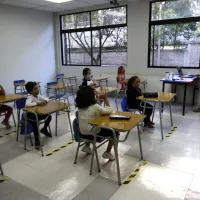 ¿En qué región se suspendieron las clases por fuertes vientos?
