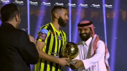 Miles de hinchas árabes llegaron al King Abdullah Sports City para recibir a Benzema.