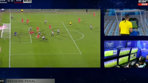 Guillermo Soto tocó la pelota con la mano dentro del área y Huracán cayó 1-0.