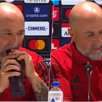 Batalló, pero no pudo: Sampaoli sufre con una botella en conferencia