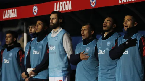 Gary Medel le sacó la foto a Ben Brereton, que no movió ni los labios en el himno.