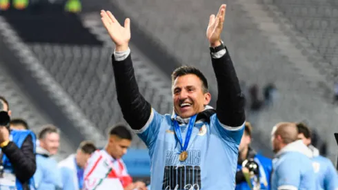 Marcelo Broli celebra el título del Mundial Sub 20 que logró como DT de Uruguay. Hace 15 años dejó su nombre marcado en Audax Italiano con un gol histórico para el club.